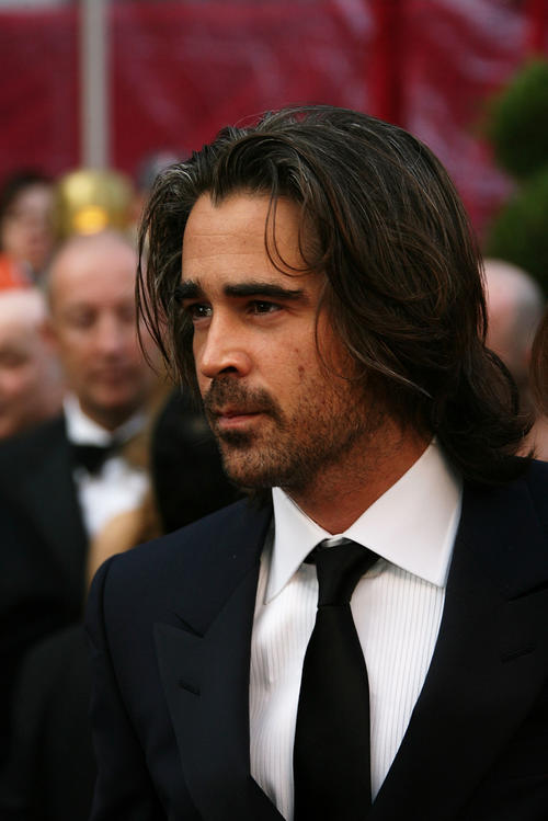 科林·法莱尔陪伴母亲亮相 造型落拓不羁– M