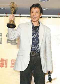 金钟乌龙化佳话 太保张国柱合颁金马